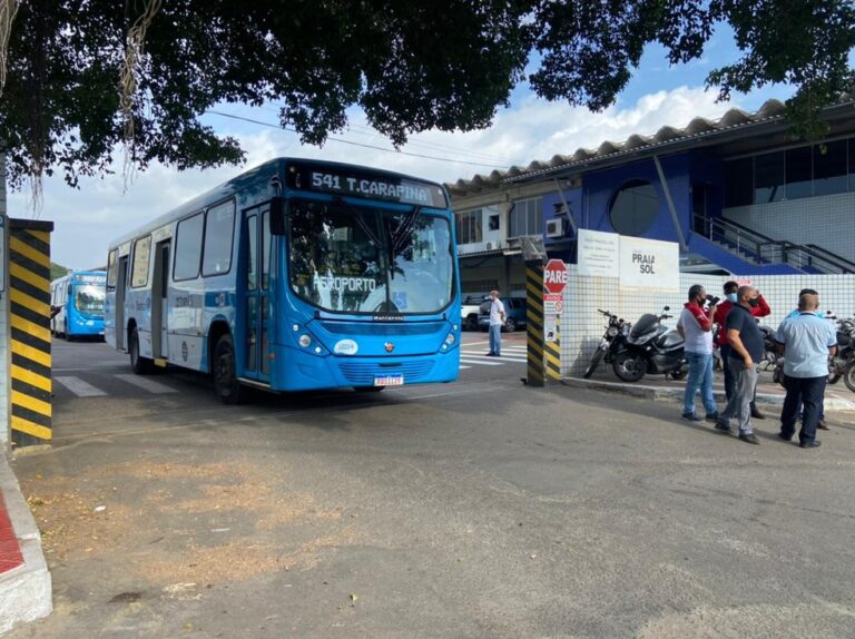 Rodoviários fazem paralisação e parte dos ônibus do Transcol não circula na Grande Vitória