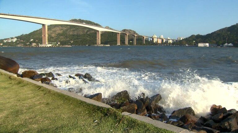 ES tem alerta de ondas até 5 metros e ventos de 75 km/h