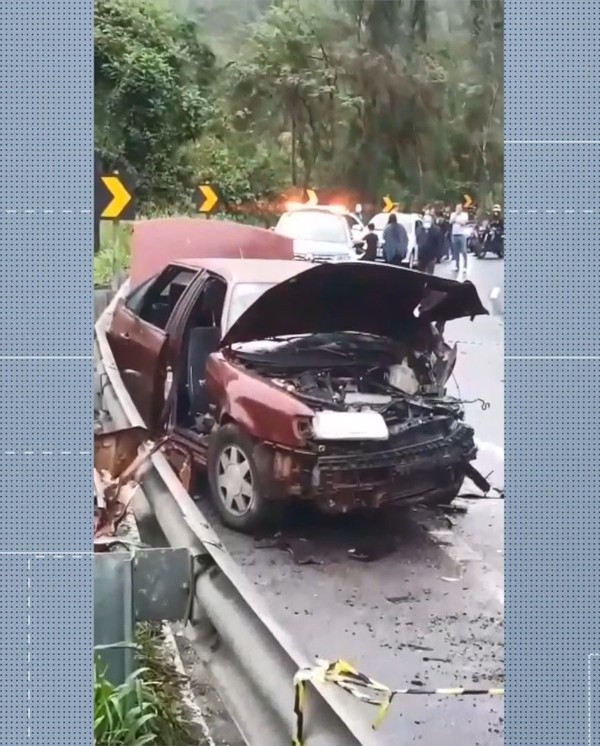 Batida entre carro e carreta deixa empresário morto e três feridos na BR-262.