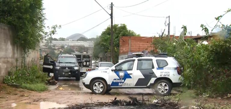 Adolescente é morto a tiros após tiroteio e encontrado em quintal de casa na Serra, ES.