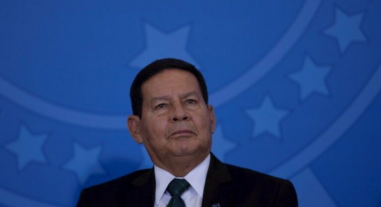 Auxílio Brasil: Mourão diz que governo não pode ser ‘escravo do mercado’.