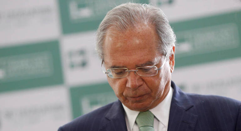 Para 64% dos brasileiros, Bolsonaro deveria demitir Paulo Guedes;