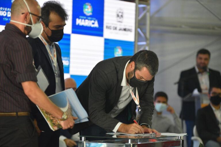 Maricá – Prefeito Fabiano Horta participou de evento de assinatura de acordo com o governo do Estado  para implementação do Parque Industrial e Terminal de Ponta Negra.