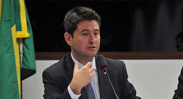 Deputado defende desoneração da folha como política permanente.