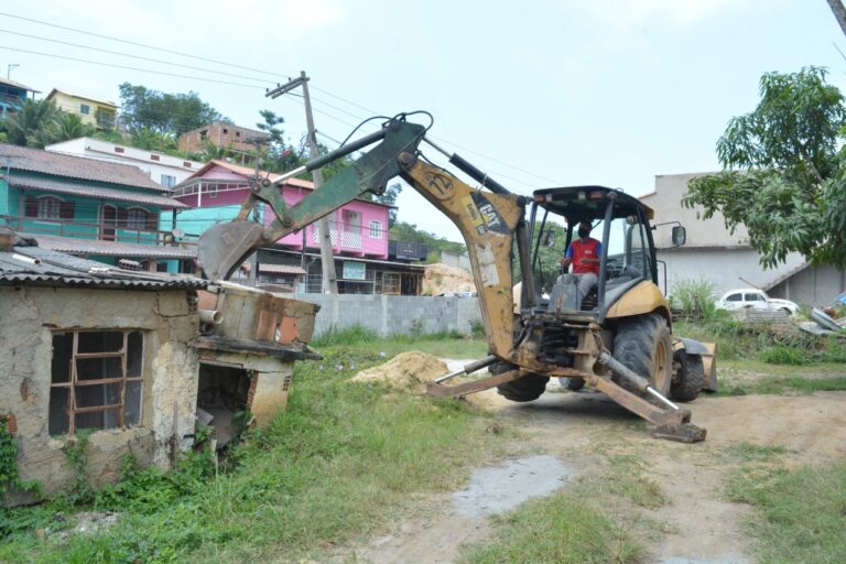 Marica – Prefeitura derruba construção irregular no Caju