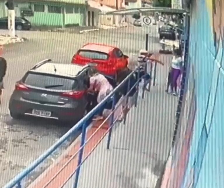 Criminosos rendem mães e roubam carros na porta de escola em Vila Velha, ES.