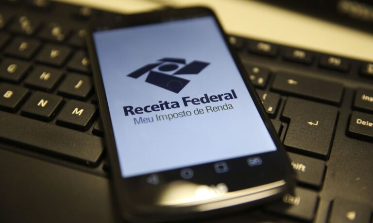 Receita paga hoje lote residual de restituições do IRPF 2021.