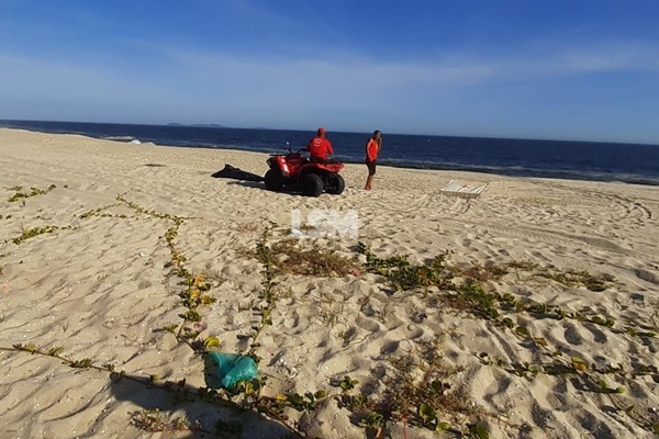 Jovem que estava desaparecido após se afogar na Praia de Itaipuaçu é encontrado.