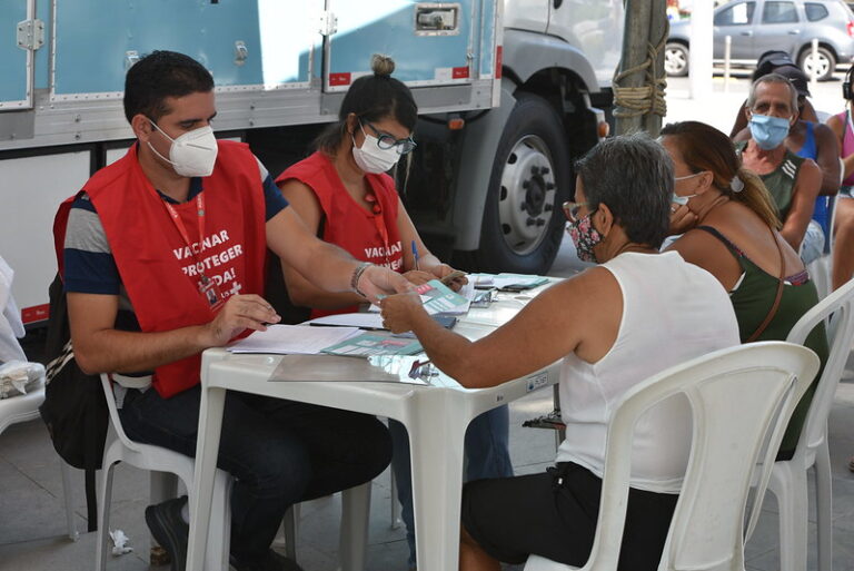 Caminhão da Saúde reforça vacinação contra a Covid-19 no Centro.