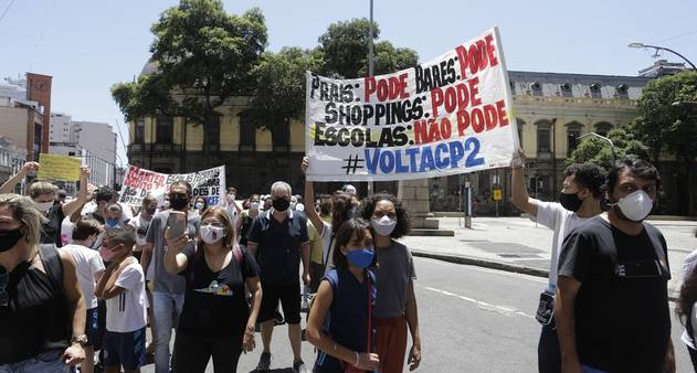 Pais e alunos protestam contra mais um adiamento das aulas presenciais do CAp-Uerj, no Rio.