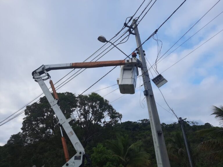 Secretaria de Iluminação Pública de Maricá realiza conserto de lâmpadas em Pindobal.