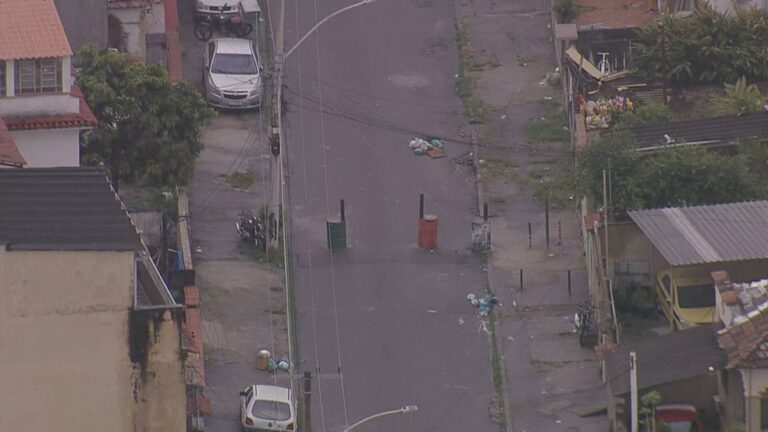 PM faz operação no Complexo da Serrinha, na Zona Norte do Rio.