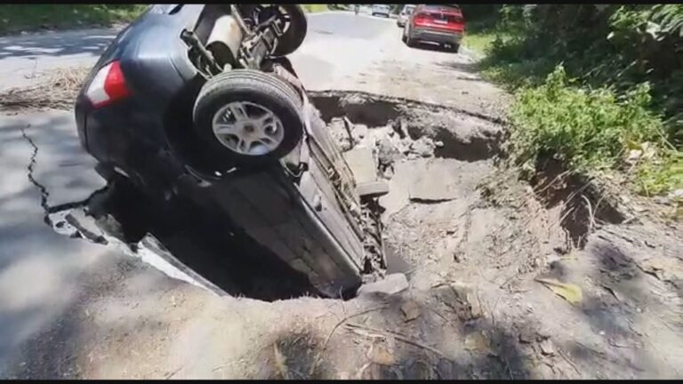 Carro é ‘engolido’ por cratera na Barra da Tijuca.