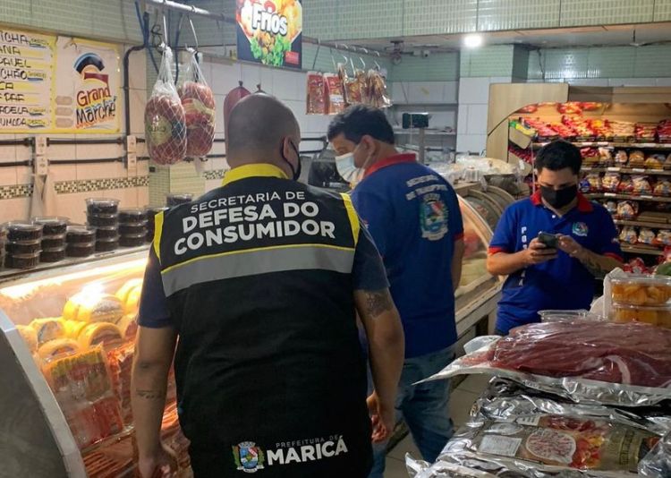 Maricá: Fiscalização descarta produtos fora da validade em supermercado.