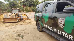 Maricá: extração irregular de barro é flagrado pela Polícia Ambiental.