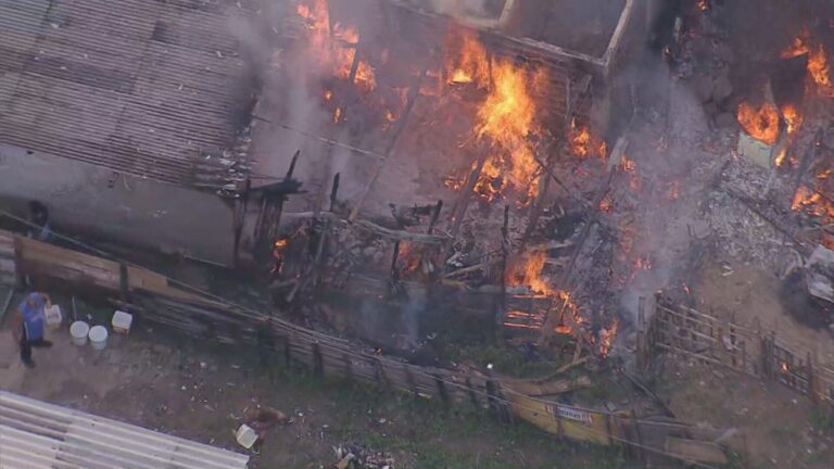 Casa pega fogo em Coelho Neto, na Zona Norte.