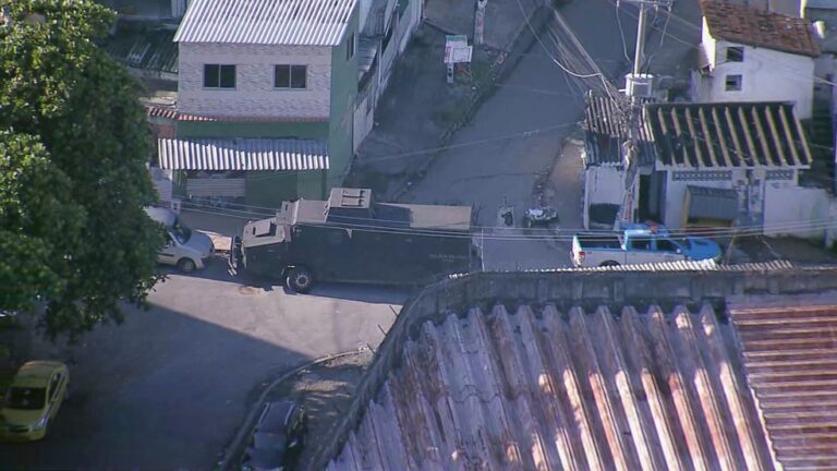 Polícia Militar faz operação no Morro do Juramento.