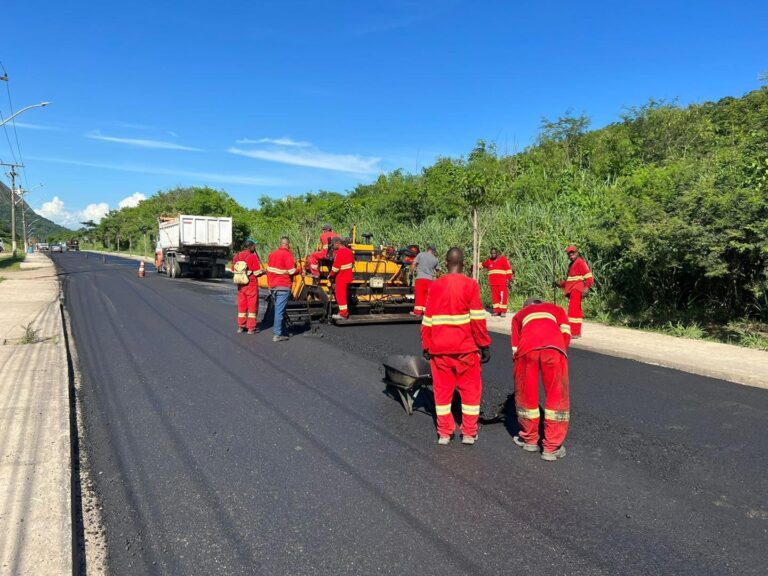 MARICÁ  : Prefeito Fabiano Horta e Renato Machado( SOMAR) atendem indicação do vereador Cemar e faz recapeamento /drenagem da estrada de Itaipuaçu 