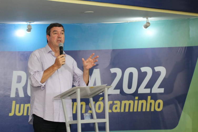 Eduardo Riedel deixa cargo de secretário e anuncia pré-candidatura ao governo de MS pelo PSDB.