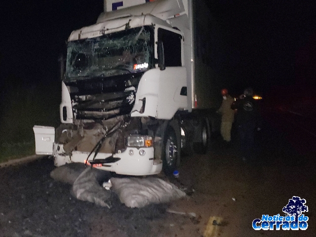 Homem fica ferido após carreta bater na traseira de caminhão com carvão em Ribas