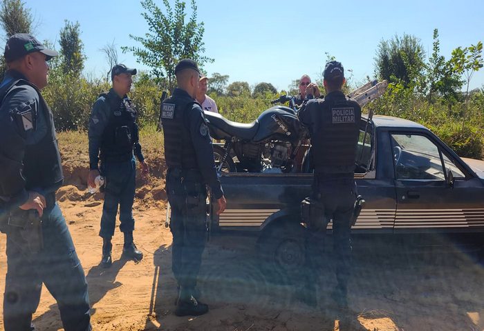 Após buscas na mata por 2 horas, motociclista que fugiu da PM é encontrado e preso.