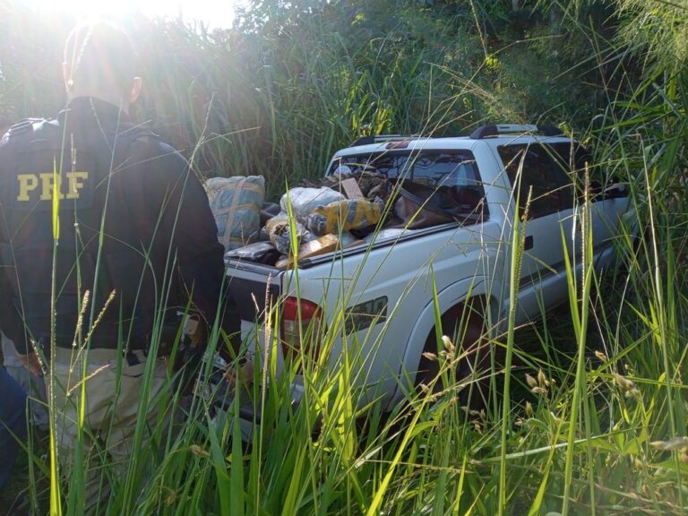 Traficante é morto ao tentar fugir da polícia com camionete cheia de drogas.