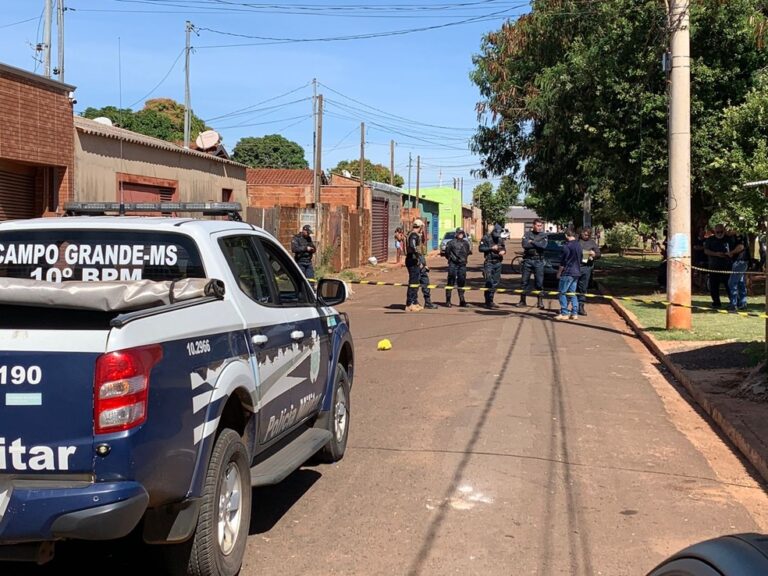 Câmera de segurança flagra momento em que jovem tenta fugir após ser atingido por tiros em Campo Grande.