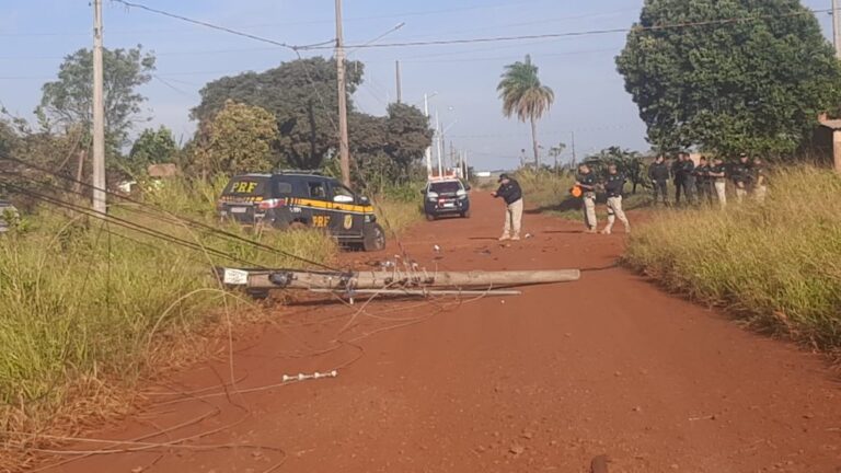 Durante perseguição, viaturas da PRF colidem, uma capota e atinge poste de iluminação em MS.