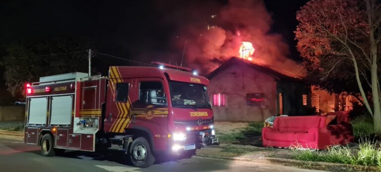 Incêndio destrói casa e deixa professora ferida em Campo Grande