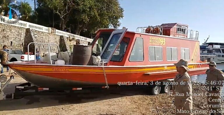 Bombeiros trabalham para chegar em incêndio na Serra do Amolar no Pantanal de MS.