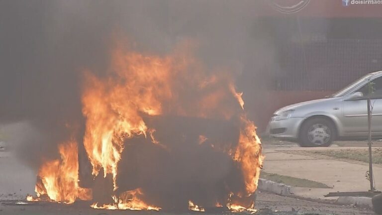 Após ‘apagão’, carro pega fogo e fica completamente destruído em Campo Grande