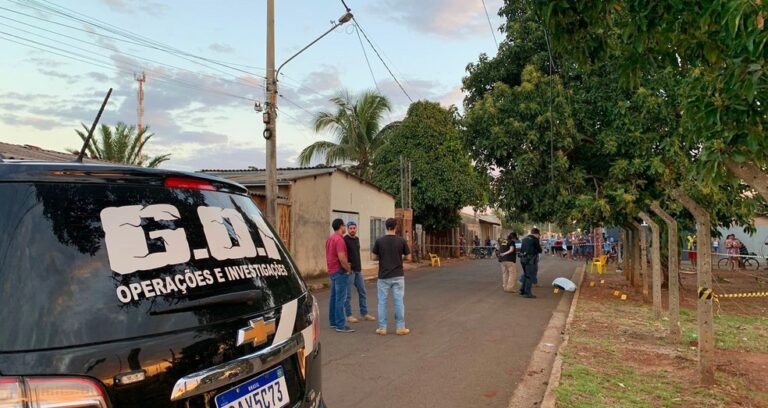 Jovem é executado com diversos tiros pelas costas em frente de casa em MS