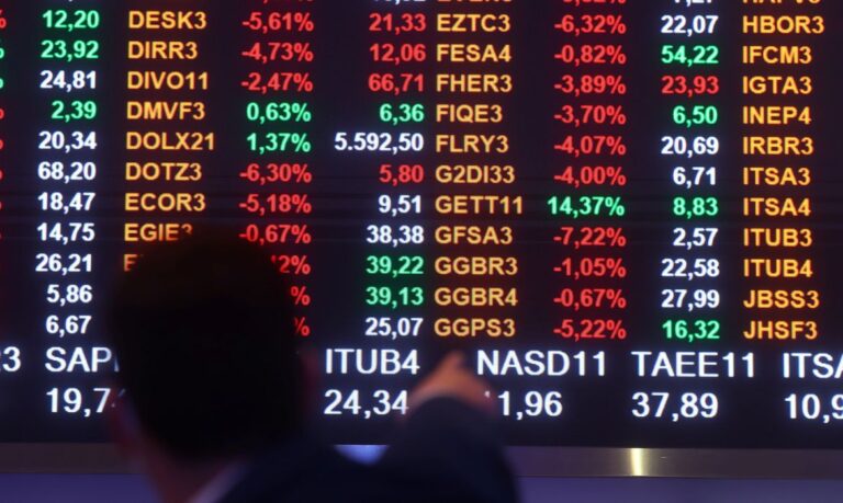 Ibovespa fecha em queda à espera da PEC da Transição