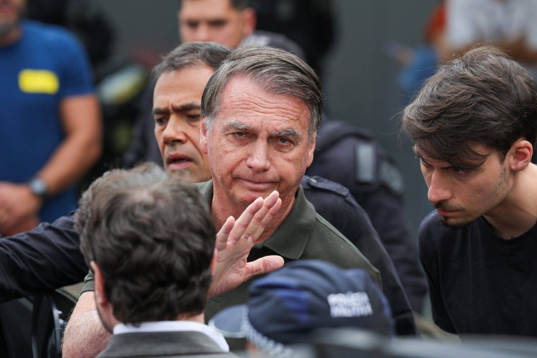 Defesa pede que Bolsonaro deixe prisão para cirurgia e cumpra domicilia
