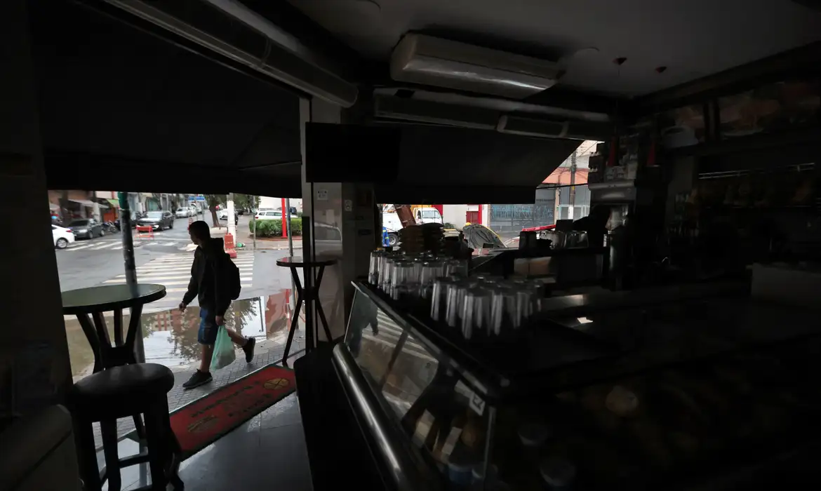 Inmet emite alerta de tempestade e vento na Região Sul