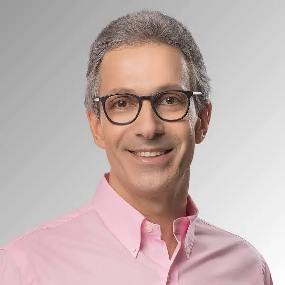 “Romeu Zema em Minas Gerais: ser vice de Flávio, candidatar-se ao Senado ou descansar por quatro anos para retornar ao governo mineiro em 2030.”